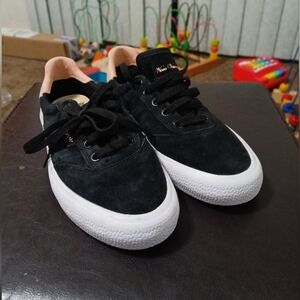 Adidas Women's Black on Black Suede Pink Trim Trainers. NORA VASCONCELLOS. Sz 5